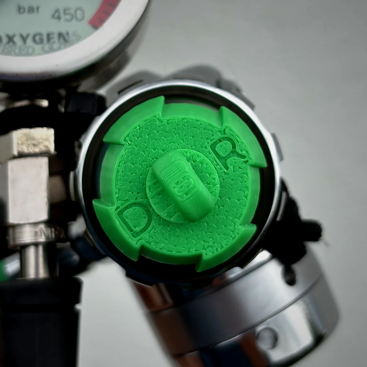 Cap face with the inlaid D\R and slot head