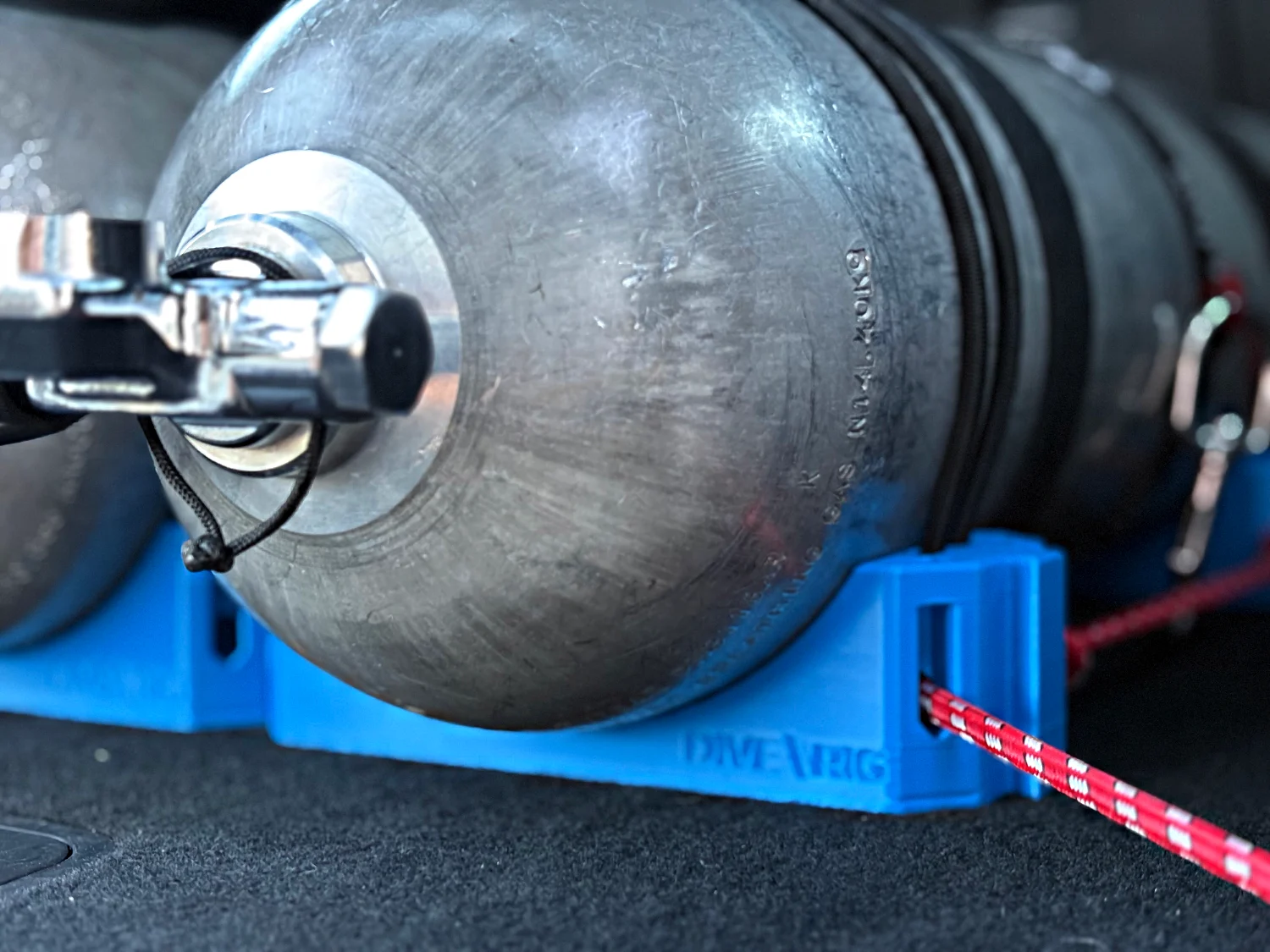 A line running through the 8 × 12 mm tunnel of the end block